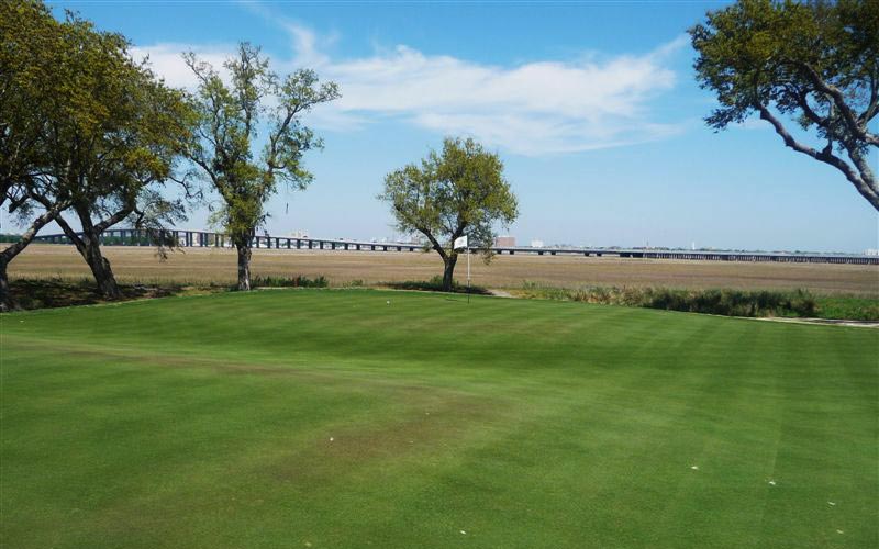 As seen from left to right across the Maiden green, the Club has done an excellent job in recvent times of opening up long views across the savannah. The golfer once again fully appreciates that he is playing golf in the Low Country.