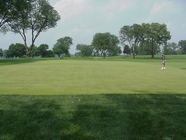 Like Oakmont, the putting green is attached to a green. The putting green starts at the slight slope that runs from back to front behind the player practising.