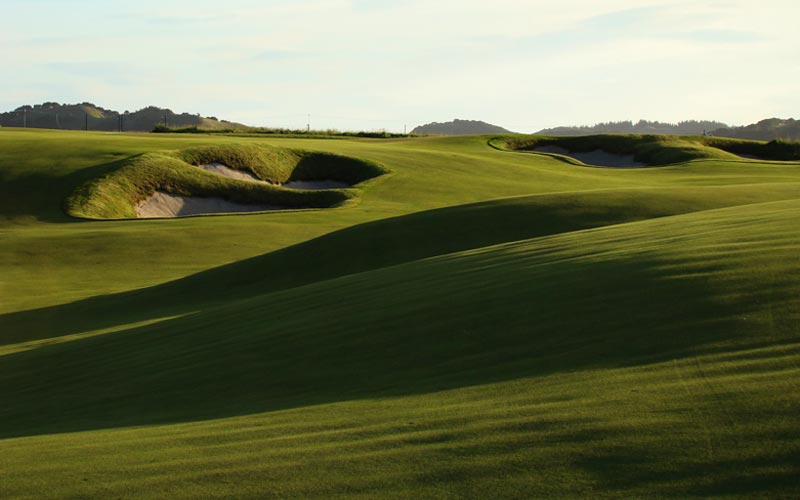 Cliffside courses rarely possess as interesting fairway contours as true links courses. Such is not the case at Cape Kidnappers. 
