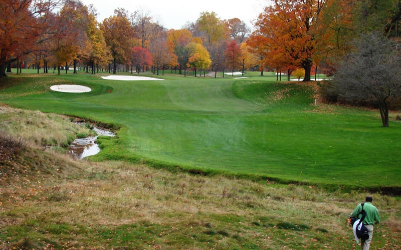 A fade at the far bunker is ideal on this slight dogleg to the right. Note the white stake on the right.