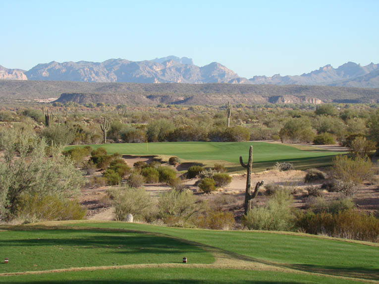 What a view from the fifteenth tee! The Superstition Mountains loom 15 to 30 miles in the distance. A ‘normal’ size green of some 6,000 to 7,000 square foot would woefully undermine the majestic scale of this setting.
