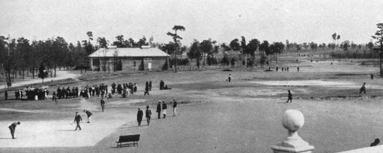 Long lines on the first tee of No. 2 - Golf Illustrated 1915
