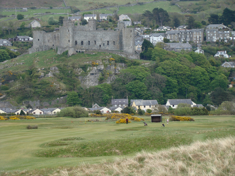 Campbell quite correctly moved the tee away from the beach path, benched it into the dune line, and lined play up to the one-of-a-kind backdrop of Harlech Castle. This gentle left to right bend in the fairway is balanced against the thirteenth’s which plays from right to left.