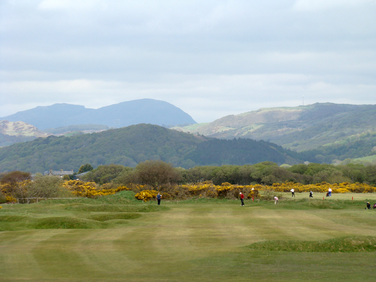 Some critics sniff at the fifth through eighth holes that play over an old morfa –Welsh for a sheep grazing plain. Really?! Are you kidding? Look at the environment in which you can enjoy the game.