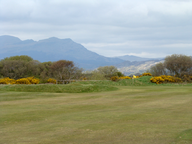 … here the altogether more cheerful approach from the right edge of the fairway.