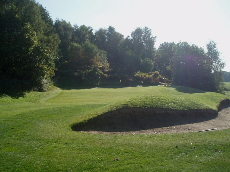 One of the best bunkers and greens on the course lend this short hole its playing qualities. The best-positioned fairway bunker on the course is 70 yards back in the middle of the fairway, perfectly crafted into a side slope.