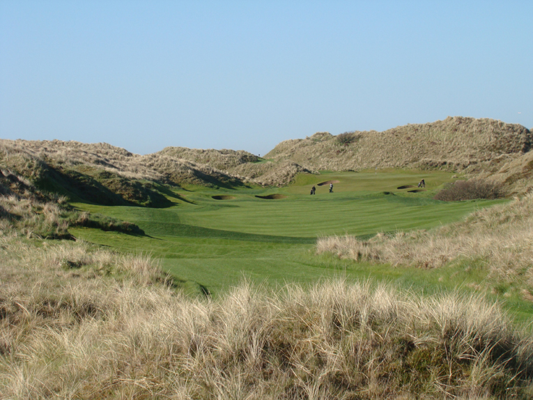 A fairway sheltered between two dunes gives the golfer a wide playing corridor and plenty of room to limber up as he makes his way down the first. The nearby stat of the art practice area, a distinct rarity in Scotland, makes it a potential birdie hole.