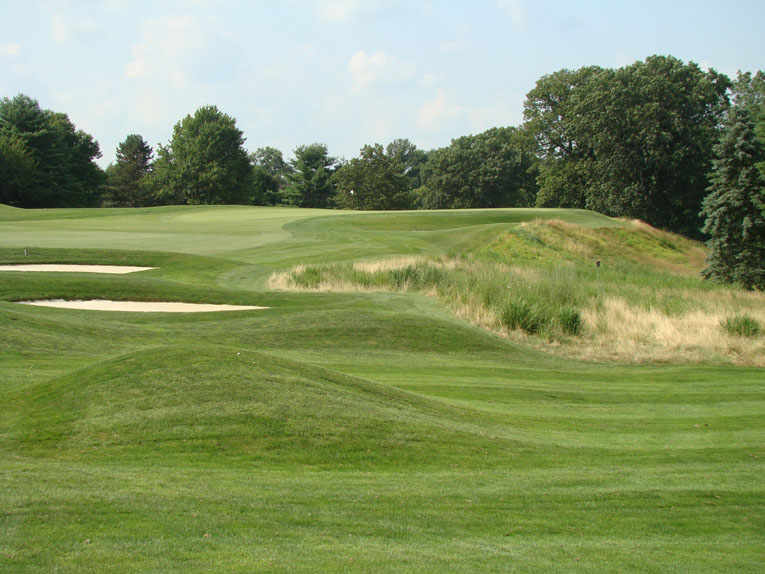 Banks uses angled greens to dictate the golfer’s approach. Take the first green. It seamlessly flows from the fairway's angle for 50 yards but is only half as deep. A golfer stuck on the inside of the dogleg is highly disadvantaged compared to the player in the fairway who enjoys a fine view/play down the length of the green.