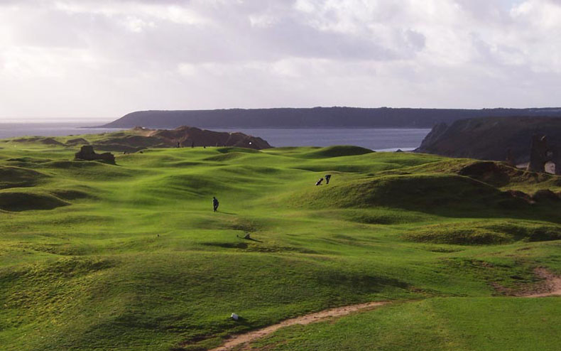 Sean Arble's photograph of the seventh hole at Pennard showcases the splendors of this Welsh course.