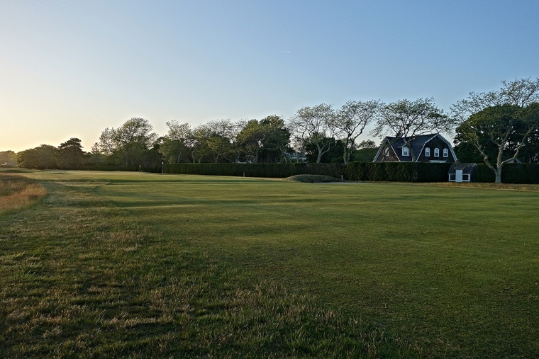 The wide, open-front green allows golfers of all abilities and lengths off the tee to play an approach shot to suit their individual style on this mid-length par-4. Note the high-lipped bunker guarding the fairway’s right side, similar to several at Garden City.